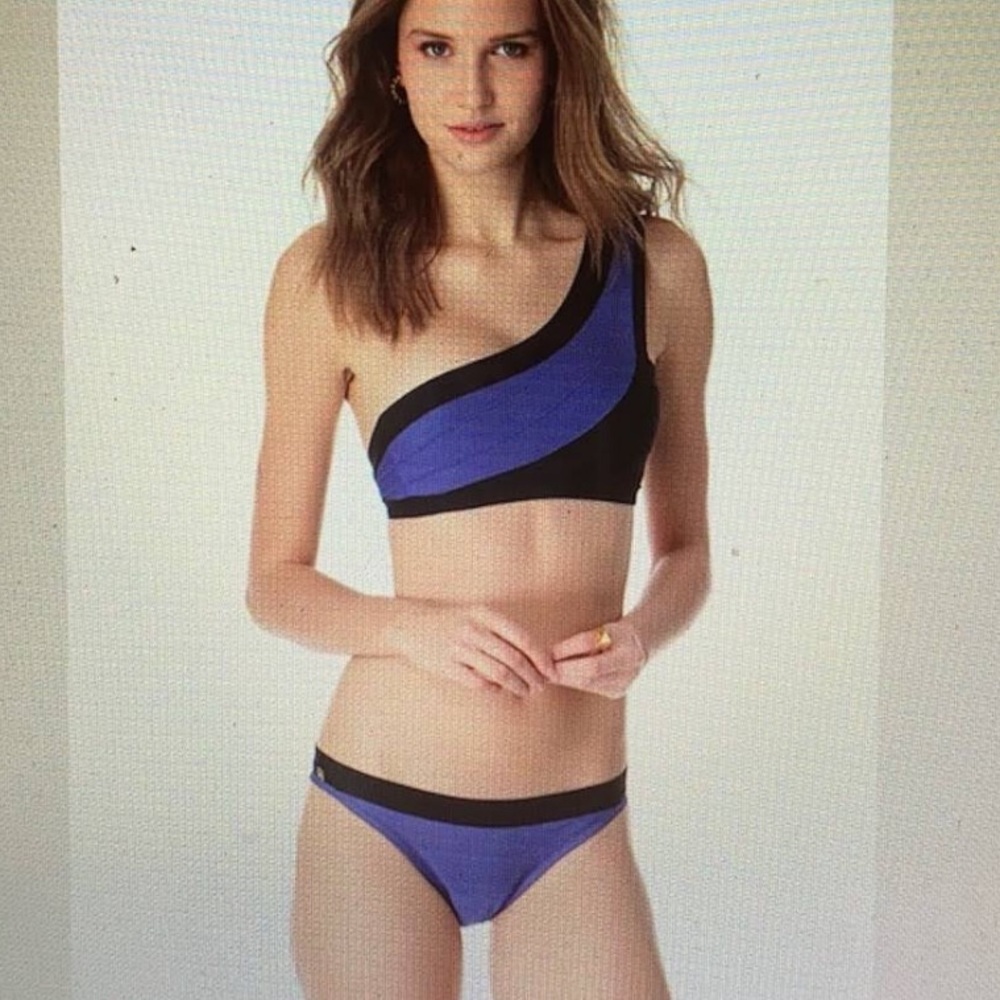 XS small top and small bottom. Herve